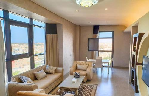 uma sala de estar com um sofá, uma mesa e uma televisão em ALMASSA FOR APARTMENTS em Kuwait