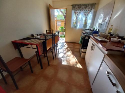 - une cuisine avec une table et des chaises dans la chambre dans l'établissement hostal casa talitha, à San Pedro de Atacama