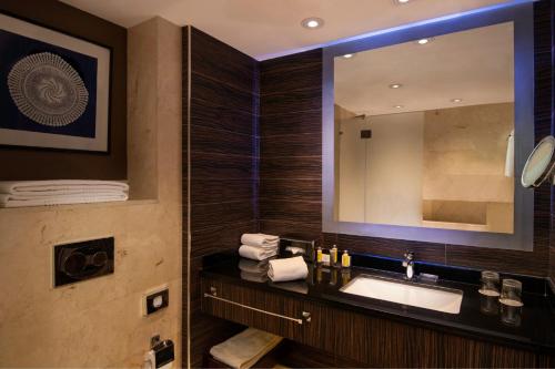 ein Bad mit einem Waschbecken und einem Spiegel in der Unterkunft Armenia Marriott Hotel Yerevan in Yerevan