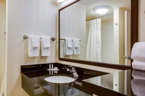 y baño con lavabo y espejo. en Fairfield Inn and Suites by Marriott Titusville Kennedy Space Center en Titusville