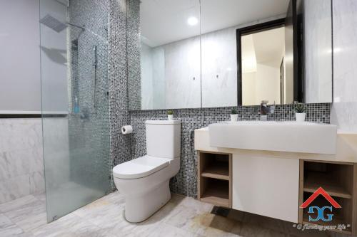 ein Bad mit einem WC, einem Waschbecken und einer Dusche in der Unterkunft The Elements by Grabstay in Kuala Lumpur
