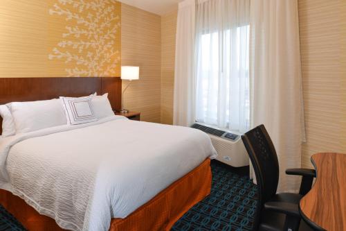 聖克魯茲的住宿－聖克魯斯費爾菲爾德萬豪套房酒店，配有一张床、一张书桌和一扇窗户的酒店客房