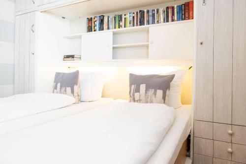 - une petite chambre avec 2 lits et des étagères dans l'établissement Andreas-Dirks-Str-1-2-OG-Wohnung-207, à Westerland