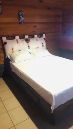 duże łóżko z białą pościelą i poduszkami w obiekcie Yatzil w mieście La Trinitaria