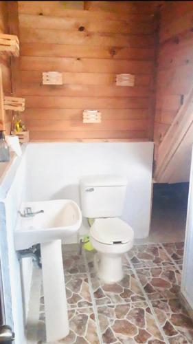 A bathroom at Yatzil