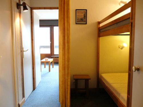 Posteľ alebo postele v izbe v ubytovaní Studio lumineux avec balcon, accès direct aux pistes, animaux acceptés - FR-1-502-495