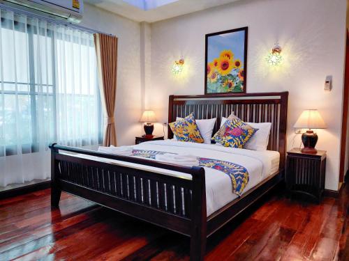 ein Schlafzimmer mit einem großen Bett in einem Zimmer in der Unterkunft Nan Bluesky Resort and Spa in Nan