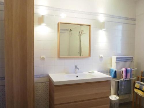 Ένα μπάνιο στο House in Vaison-la-Romaine with Pool