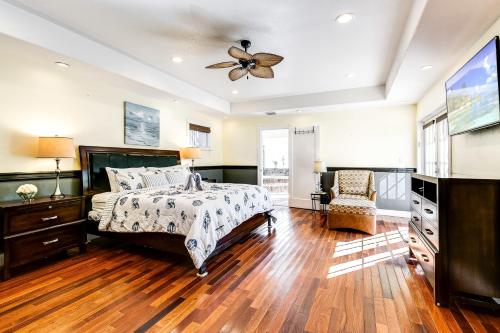 um quarto com uma cama e uma ventoinha de tecto em LUX 4 Bedrooms Private HTD Salt Water Pool With Concierge Service em Deerfield Beach