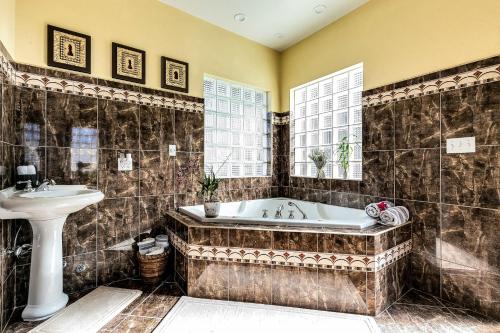 uma casa de banho com uma banheira e um lavatório em LUX 4 Bedrooms Private HTD Salt Water Pool With Concierge Service em Deerfield Beach