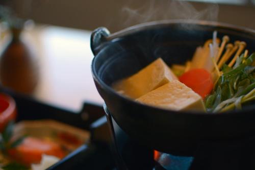 een zwarte kom met groenten erin bij Ikoi no Mura Heritage Minoyama in Minano