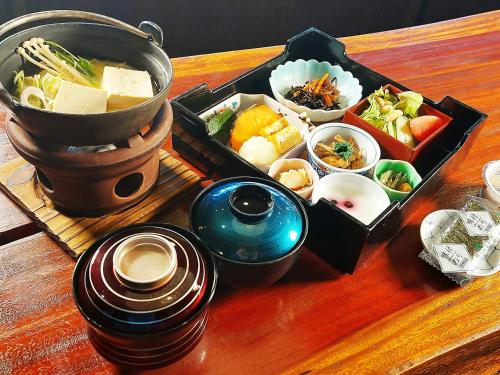 een dienblad met eten op een houten tafel bij Ikoi no Mura Heritage Minoyama in Minano