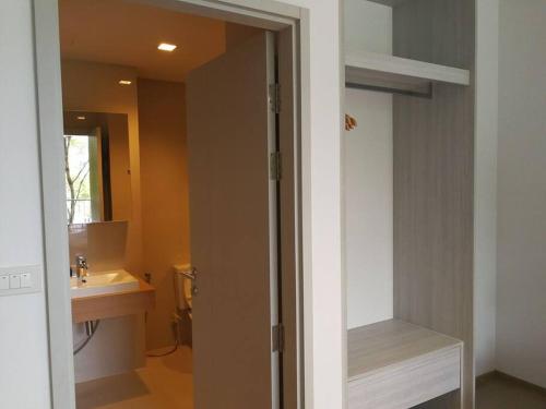 a bathroom with a sink and a mirror at The Valley byJT in Ban Huai Sok Noi
