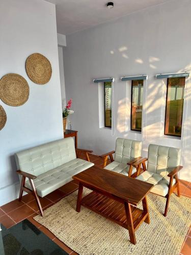 a living room with couches and a coffee table at Damnak Borey Resort in Kampot