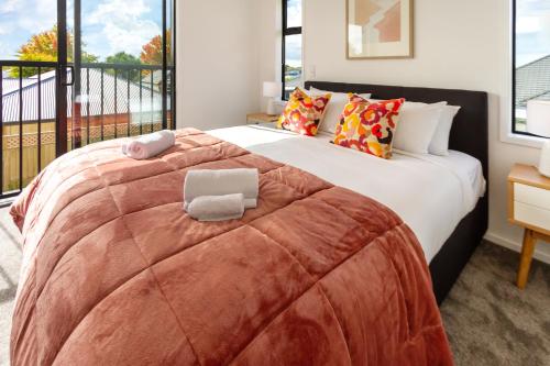 1 dormitorio con 1 cama grande y ordenador portátil en Riccarton 2 bed 1 bath w/garage, en Christchurch