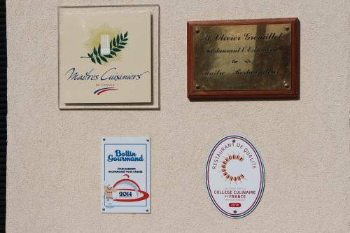 Hôtel L'Esturgeonに飾ってある許可証、賞状、看板またはその他の書類