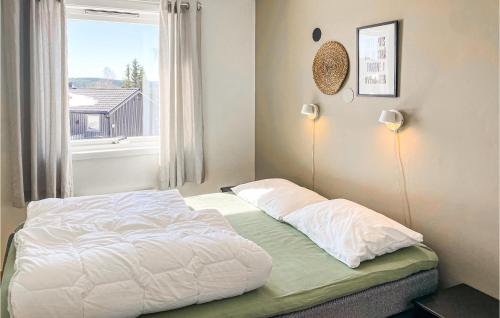 Postel nebo postele na pokoji v ubytování Amazing Apartment In Mesnali With Wifi And 2 Bedrooms