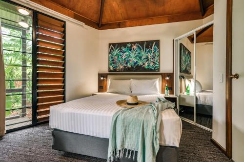 - une chambre avec un lit doté d'un chapeau dans l'établissement Palms City Resort, à Darwin