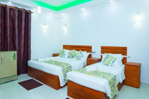 una habitación de hotel con 2 camas en una habitación en Blooming Holiday Resort, en Anuradhapura