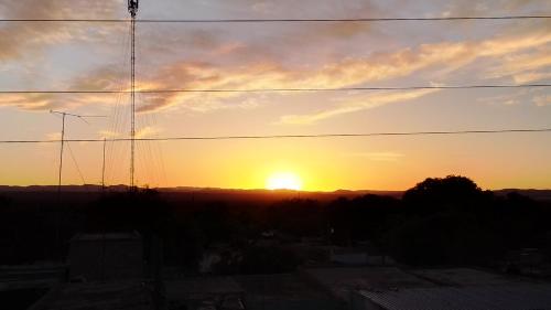una puesta de sol desde el techo de una casa en Hotel Monis, en San Rafael de las Torres