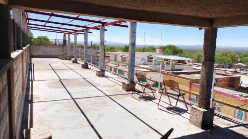 vistas a un edificio en construcción con mesas y sillas en Hotel Monis, en San Rafael de las Torres