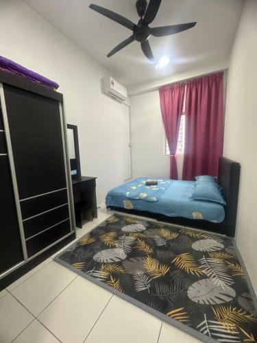 um quarto com uma cama e uma ventoinha de tecto em IQ Homestay Cybersouth with Swimming Pool em Kampung Dengkil