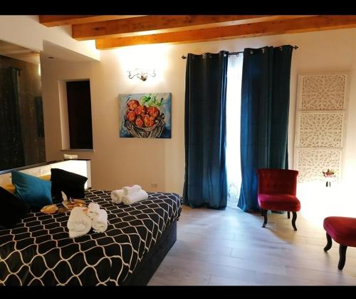 - une chambre avec un lit avec deux animaux rembourrés dans l'établissement Casa Busari, à Palerme