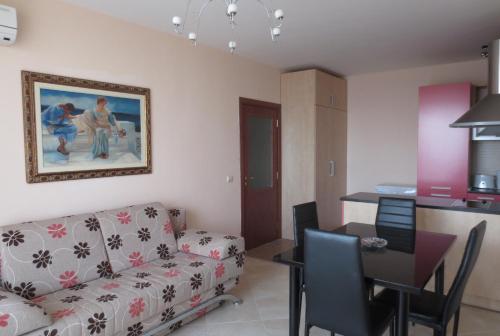 Dapur atau dapur kecil di Fantasy Apartments Saint Constantine and Helena Resort