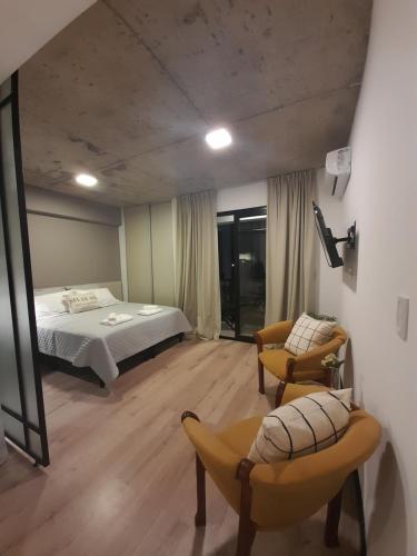una camera con letto, divano e sedia di Estación Alsina a Salta