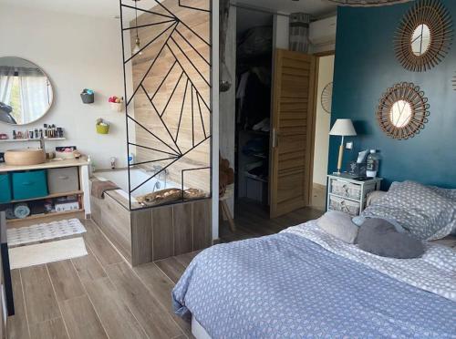 une chambre avec un lit et un mur bleu dans l'établissement Superbe Villa en Provence 85 m2, à Puimichel