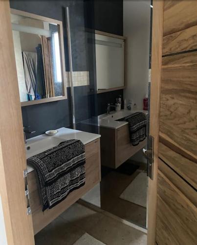 une salle de bain avec un lavabo et un miroir dans l'établissement Superbe Villa en Provence 85 m2, à Puimichel