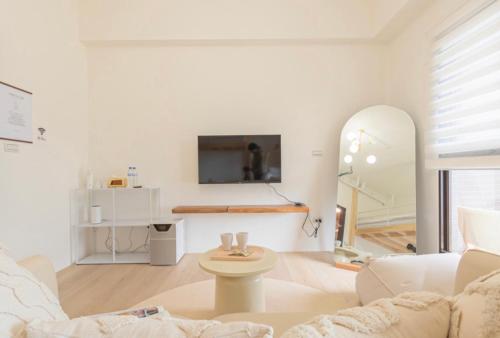 Télévision ou salle de divertissement dans l'établissement 宇宙日光小公寓 Universe And Sunlight Apartment