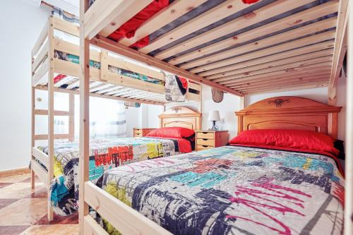 莫切的住宿－Holidays Beach Torrox - 9，带木天花板的客房设有两张双层床。