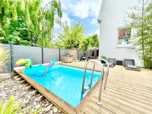 uma piscina com escorrega num quintal em Charmante maison - centre-ville Colmar em Colmar