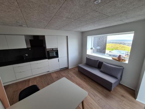 Kuchyň nebo kuchyňský kout v ubytování Klingurstjorn apartment - Modern 2 bedroom with stunning skyline views