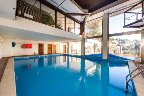 a large swimming pool with blue water in a house at Pieve Ligure a picco sul mare con piscina Villa Regina in Pieve Ligure