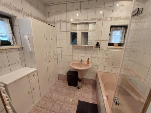 ein Badezimmer mit einem Waschbecken, einer Dusche und einer Badewanne in der Unterkunft Ferienhaus in der Wachau in Rossatzbach