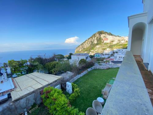 uma varanda com vista para o oceano em Suite Palazzo Capri - Seaview em Capri