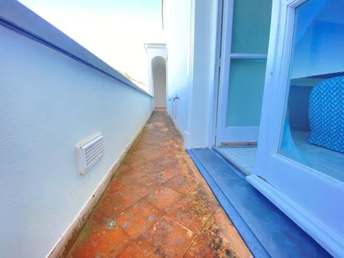 un porche vacío con puerta y ventana en Suite Palazzo Capri - Seaview en Capri