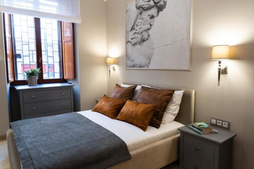 1 dormitorio con 1 cama con almohadas marrones en Rome City Center Apartment, en Roma
