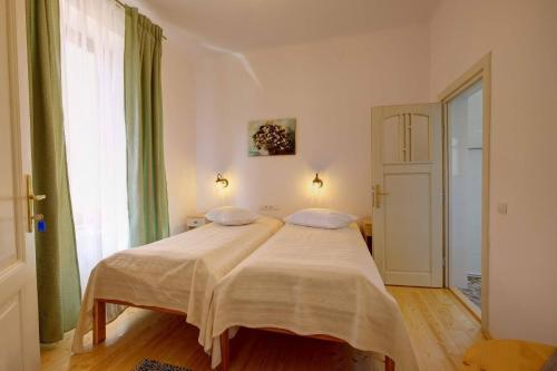 a bed in a room with a large window at Elimheim in Cisnadioara