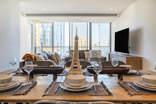 墨尔本Mega Style Apartments Epic的一张餐桌,上面有艾菲尔铁塔的模型