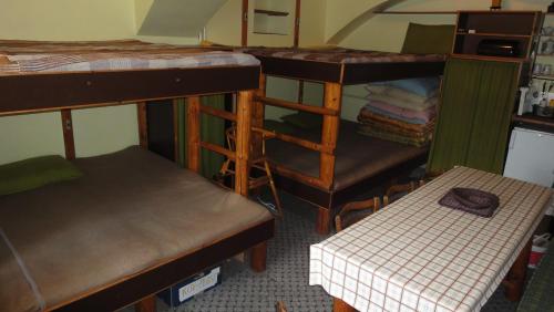 イェセニークにあるRanch Eden, Jeseníkの二段ベッド2台とベンチが備わる客室です。