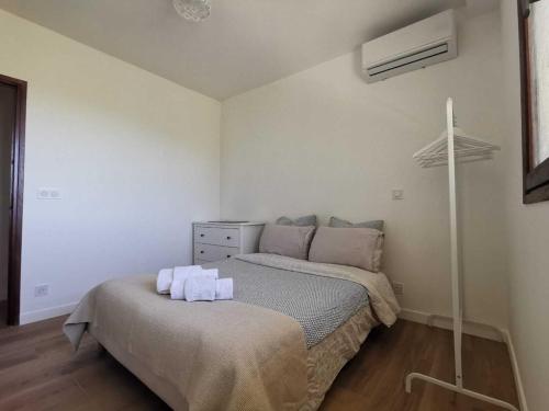een slaapkamer met een bed met twee handdoeken erop bij Bas de Villa au Calme in Villeneuve-Loubet