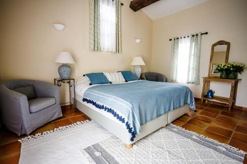 Кровать или кровати в номере Domaine GEODORA, Parfumeur en Provence