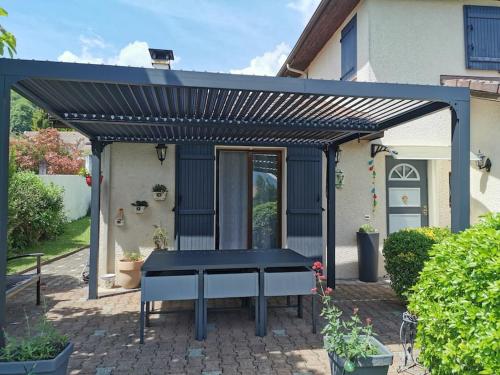 Photo de la galerie de l'établissement Villa avec jardin et piscine, à Cras