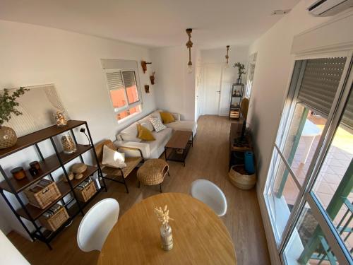 - un salon avec une table et un canapé dans l'établissement Tu casa en El Cabo, à Cabo de Gata