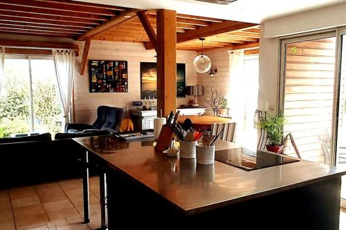 - une cuisine avec un grand comptoir dans une pièce dans l'établissement Maison proche des plages 6 personnes au maximum, à La Haye-dʼEctot