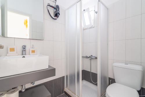 米拉托斯的住宿－Filia Apartments，浴室配有卫生间、盥洗盆和淋浴。