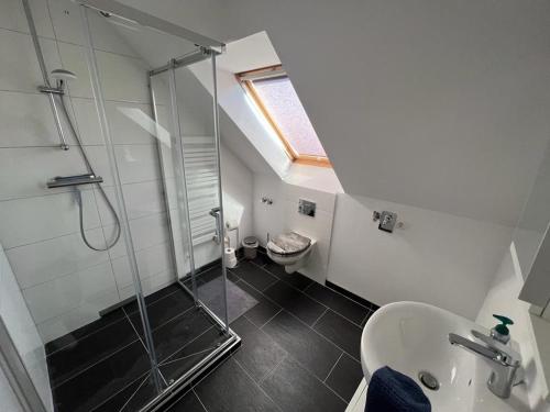 a bathroom with a shower and a sink and a toilet at Five O - Familie Meeresleuchten - 3 Schlafzimmer in Wismar